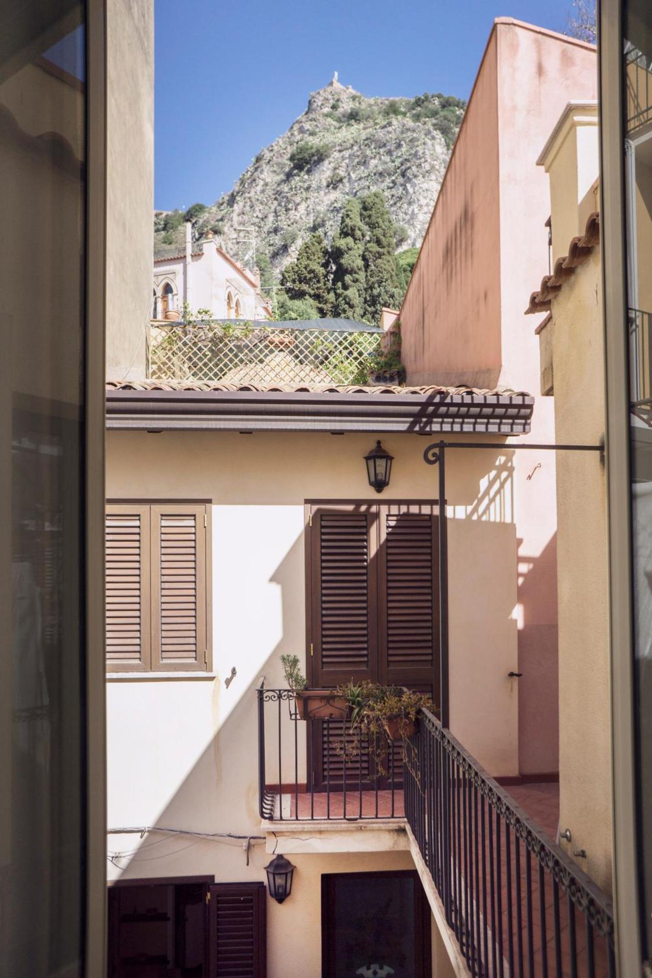 Tina House - Il Cortile Nel Centro Storico Di Taormina Apartment Exterior foto