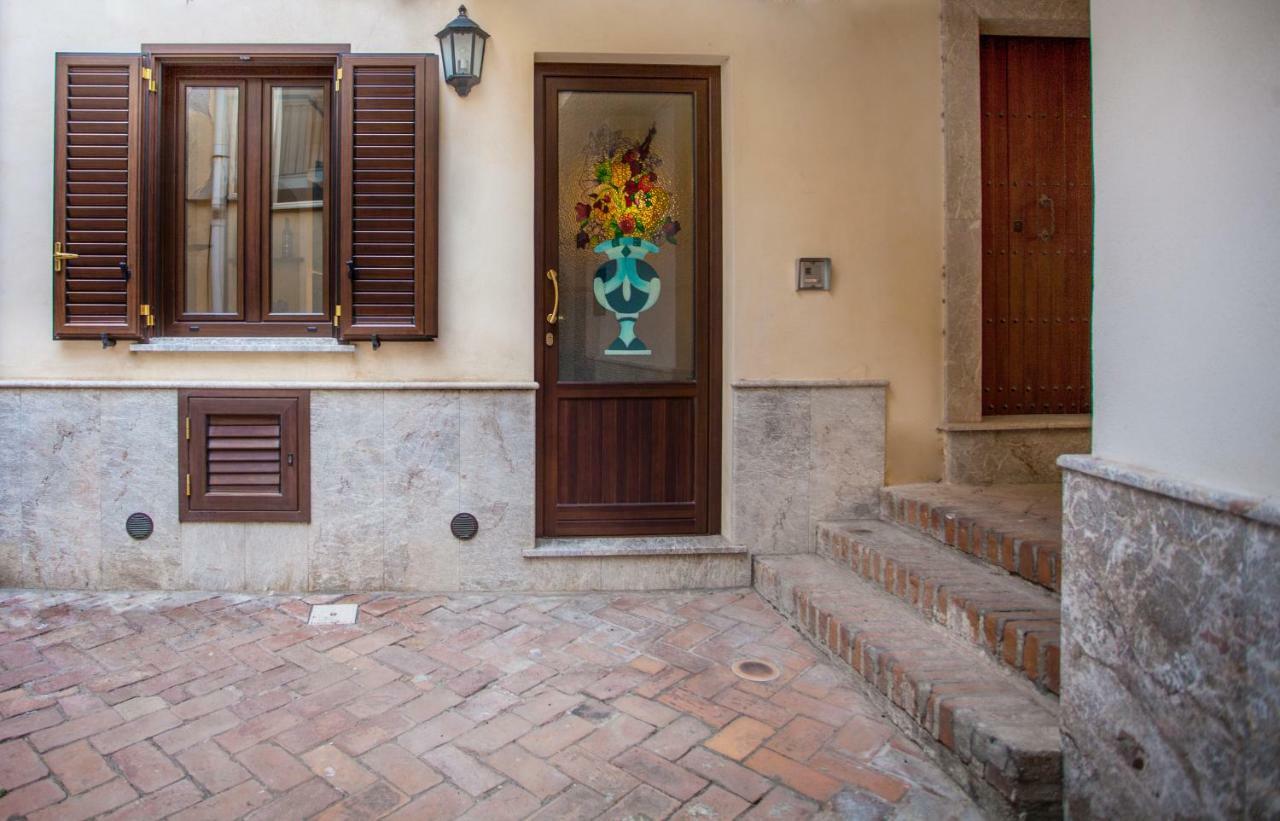 Tina House - Il Cortile Nel Centro Storico Di Taormina Apartment Exterior foto